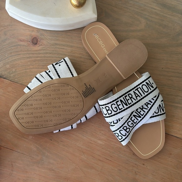 BCBGeneration Krista Kala White logo slides - Picture 3 of 4